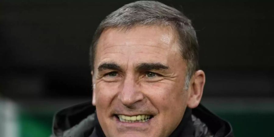 U21-Trainer Stefan Kuntz hat sich von der Bekleidung des Teams Deutschland für die Olympischen Spiele begeistert gezeigt. Foto: Patrick Seeger/dpa