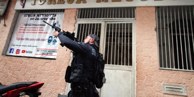 Ein bewaffneter Polizist geht durch die Strassen von Rio de Janeiro. rio