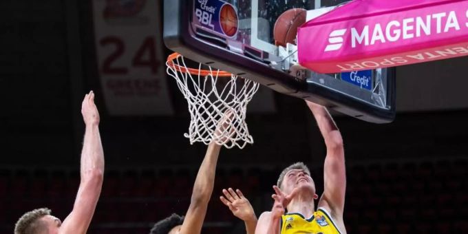 Leon Radosevic (l-r) und Jason George von Bayern München versucht Ben Lammers von Alba Berlin am Korb zu blocken. Foto: Matthias Balk/dpa Leon Radosevic (l-r) und Jason George von Bayern München versucht Ben Lammers von Alba Berlin am Korb zu blocken. Foto: Matthias Balk/dpa