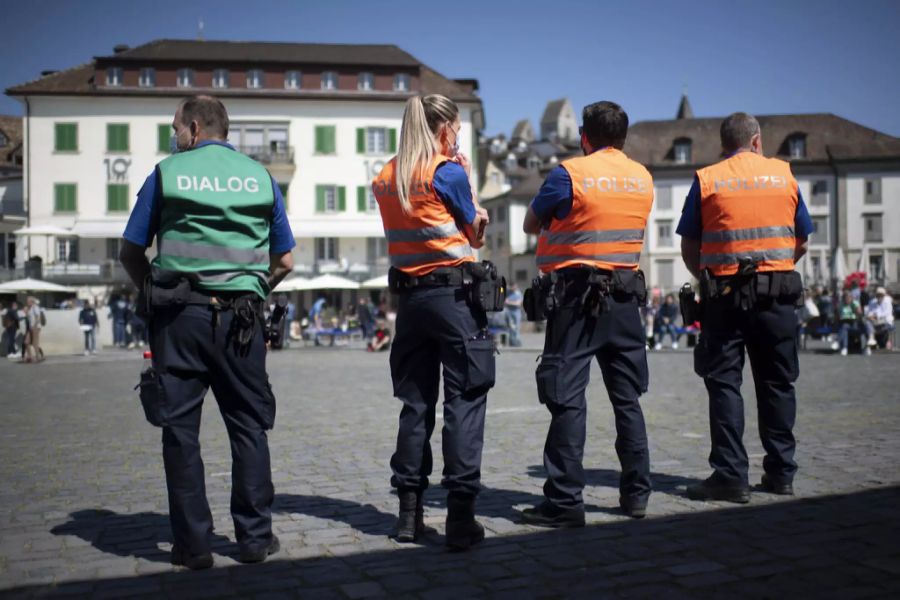 Polizisten an der Demo in Rapperswil-Jona.