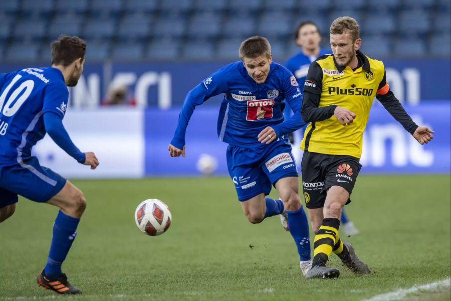 Martin Frydek (m.) im Duell mit YB-Captain Fabian Lustenberger.