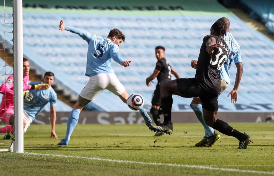 Michail Antonio sorgt kurz vor der Pause für den Ausgleich.