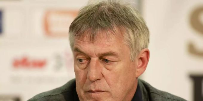 Der Flensburger Geschäftsführer, Dierk Schmäschke, sitzt vor einem Mikrofon. Foto: Frank Molter/dpa Der Flensburger Geschäftsführer, Dierk Schmäschke, sitzt vor einem Mikrofon. Foto: Frank Molter/dpa