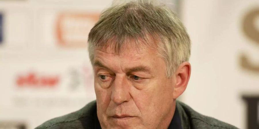 Der Flensburger Geschäftsführer, Dierk Schmäschke, sitzt vor einem Mikrofon. Foto: Frank Molter/dpa