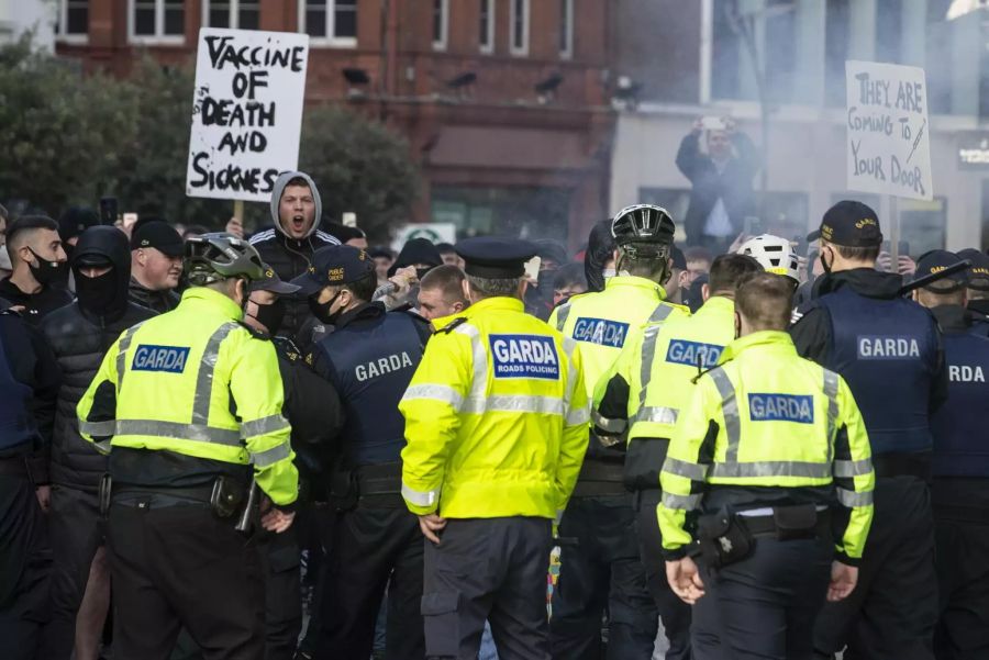 Anti-Lockdown-Proteste in Dublin sind am Samstagnachmittag ausgeartet.