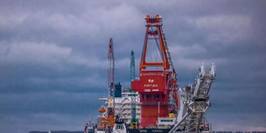 Schlepper ziehen das russische Rohr-Verlegeschiff «Fortuna» auf die Ostsee. Das Spezialschiff wird für Bauarbeiten an der deutsch-russischen Ostsee-Gaspipeline Nord Stream 2 eingesetzt. Foto: Jens Büttner/dpa-Zentralbild/dpa