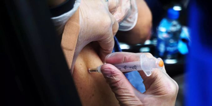 Eine Person erhält einen Covid-19-Impfstoff in einer regionalen Impfstelle im US-Bundesstaat Texas. Coronavirus - USA - Impfungen in Texas