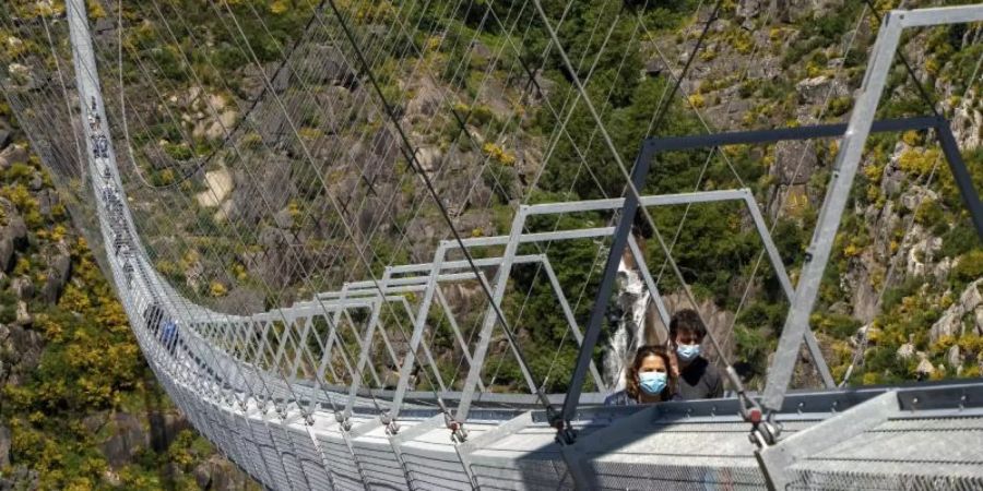 In schwindelerregender Höhe: Über einer Schlucht, durch die der Fluss Paiva fliesst, führt nun eine 516 Meter lange Fussgänger-Hängebrücke. Foto: Sergio Azenha/AP/dpa