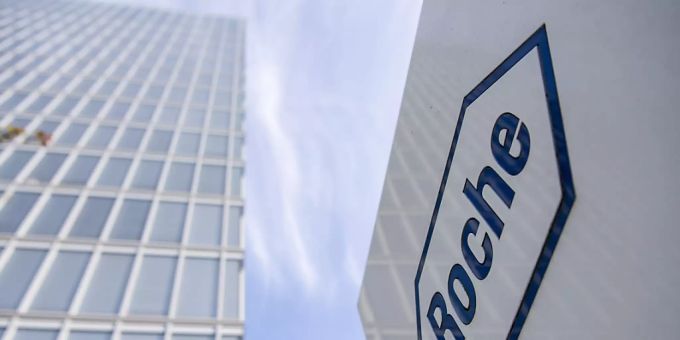 Das Logo von Pharmakonzern Roche vor dem Hauptsitz in Basel. Roche