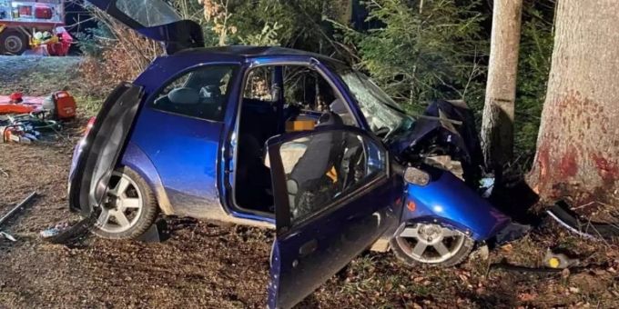 Ein Bild des Unfallfahrzeugs von diesem tragischen Autounfall. Unfall Solothurn