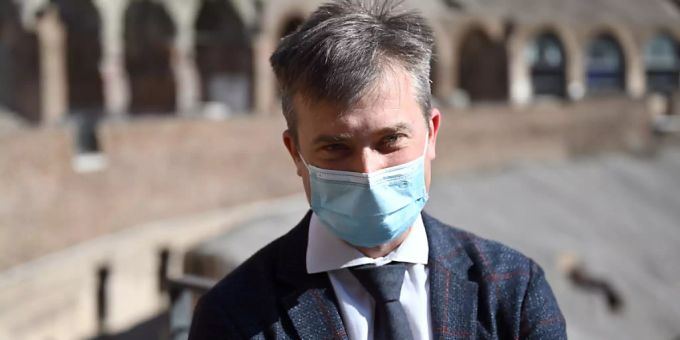 Gabriel Zuchtriegel, klassischer Archäologe, steht vor einem Geländer im Inneren des Kolosseums. Der 39-Jährige wird neuer Direktor des Archäologieparks der versunkenen Stadt Pompeji in Italien. Foto: Johannes Neudecker/dpa Gabriel Zuchtriegel, klassischer Archäologe, steht vor einem Geländer im Inneren des Kolosseums. Der 39-Jährige wird neuer Direktor des Archäologieparks der versunkenen Stadt Pompeji in Italien. Foto: Johannes Neudecker/dpa