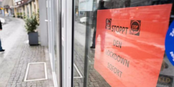 Ein Schild «Stoppt den Lockdown sofort» hängt in der Eingangstür eines Geschäftes in der Innenstadt von Hannover. Foto: Julian Stratenschulte/dpa Ein Schild «Stoppt den Lockdown sofort» hängt in der Eingangstür eines Geschäftes in der Innenstadt von Hannover. Foto: Julian Stratenschulte/dpa