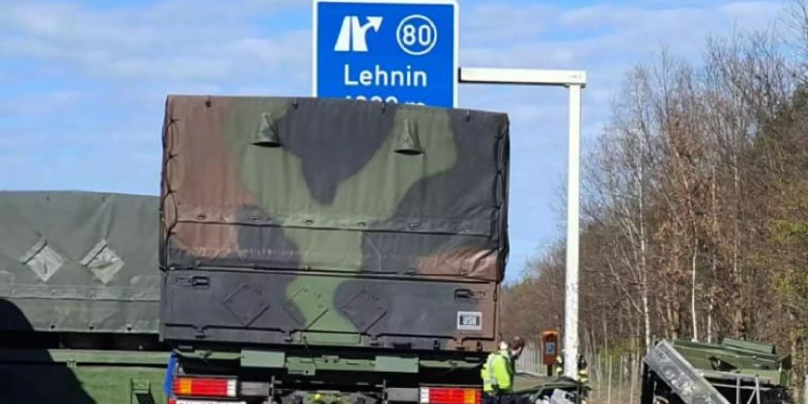 Beim Überholvorgang eines Lkw musste der Bundeswehr-Unimog nach Polizeiangaben nach rechts ausweichen und prallte an den Pfahl eines Verkehrsschildes. Foto: Cevin Dettlaff/dpa-Zentralbild/dpa