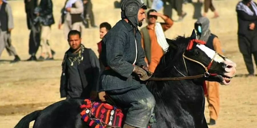 Buskaschi ist ein Reiterspiel - ähnlich wie Polo. Allerdings wird nicht um einen Ball gekämpft, sondern um einen Tierkadaver, den es in einen Kreidekreis zu bugsieren gilt. Foto: Zubair Reshad/Hadschi Din Mohammed /dpa