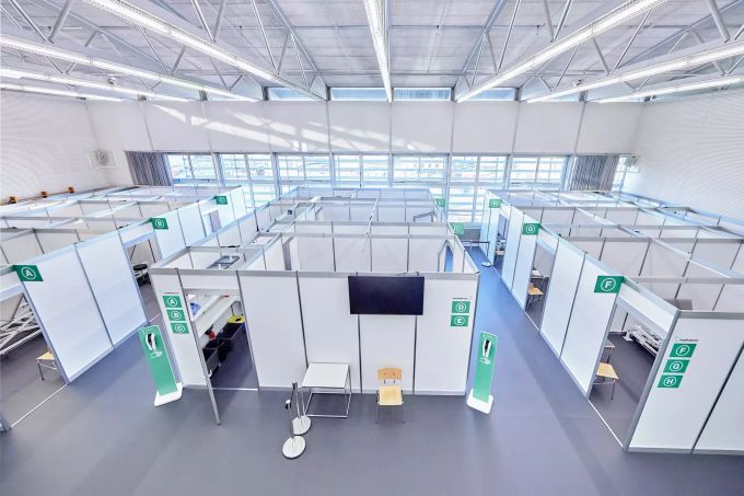 Die Impfkabinen im Impfzentrum Bern Wankdorf von oben. Impfung Kanton Bern FFP2