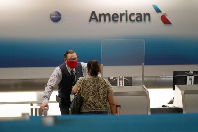 An einem Schalter der American Airlines am Flughafen Miami kommt es am Sonntag zur Massenschlägerei. American Airlines