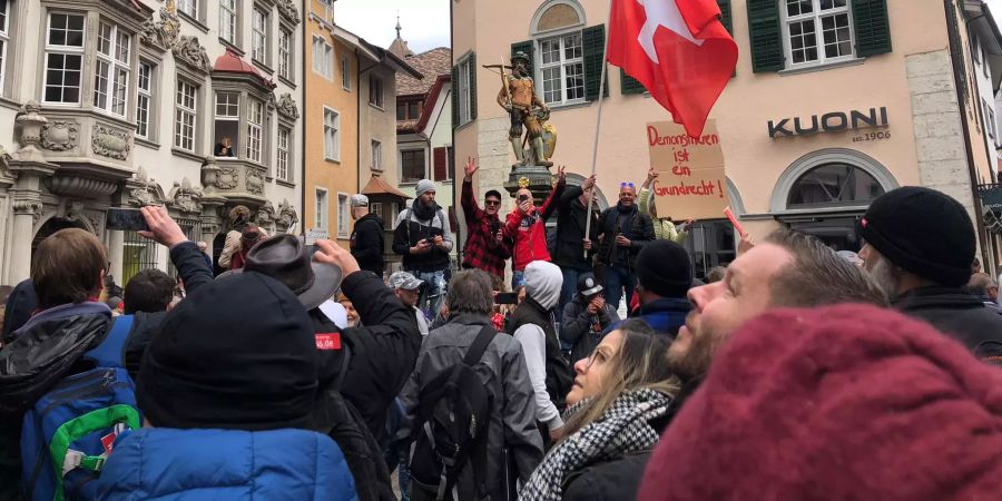 Die Demo geht an einem anderen Platz weiter.