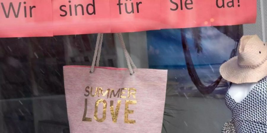 «Wir sind für Sie da!» steht im Schaufenster eines Reisebüros. Foto: Frank Rumpenhorst/dpa