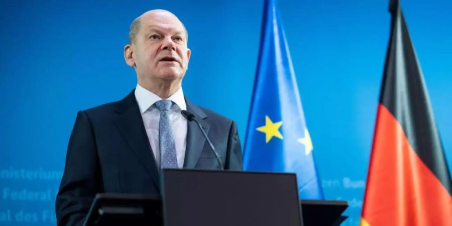 Olaf Scholz (SPD), Bundesfinanzminister, äussert sich vor den informellen Videokonferenzen der Eurogruppe sowie der EU-Wirtschafts- und Finanzminister im Bundesministerium der Finanzen. Foto: Bernd von Jutrczenka/dpa