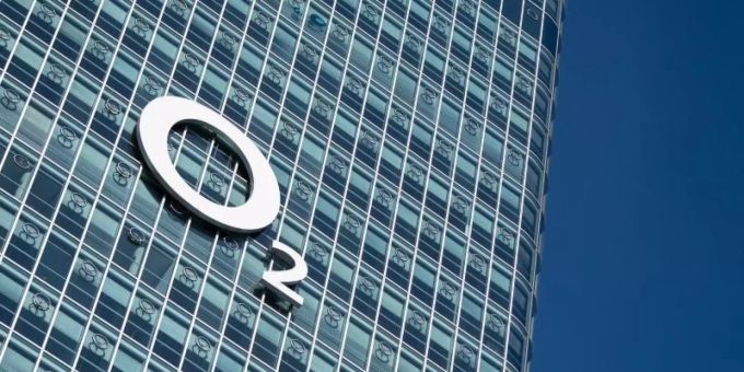 Das Logo der Mobilfunkmarke o2 an der Deutschlandzentrale von Telefónica Deutschland in München. Foto: Sven Hoppe/dpa Das Logo der Mobilfunkmarke o2 an der Deutschlandzentrale von Telefónica Deutschland in München. Foto: Sven Hoppe/dpa
