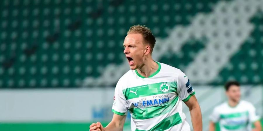 Fürths Havard Nielsen feiert sein Tor zum 1:1. Foto: Matthias Merz/dpa