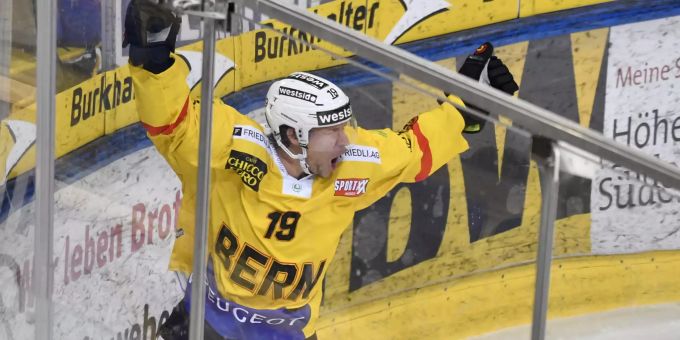 Der Berner Jesper Olofsson schiest den SC Bern zum Sieg. Bern siegen