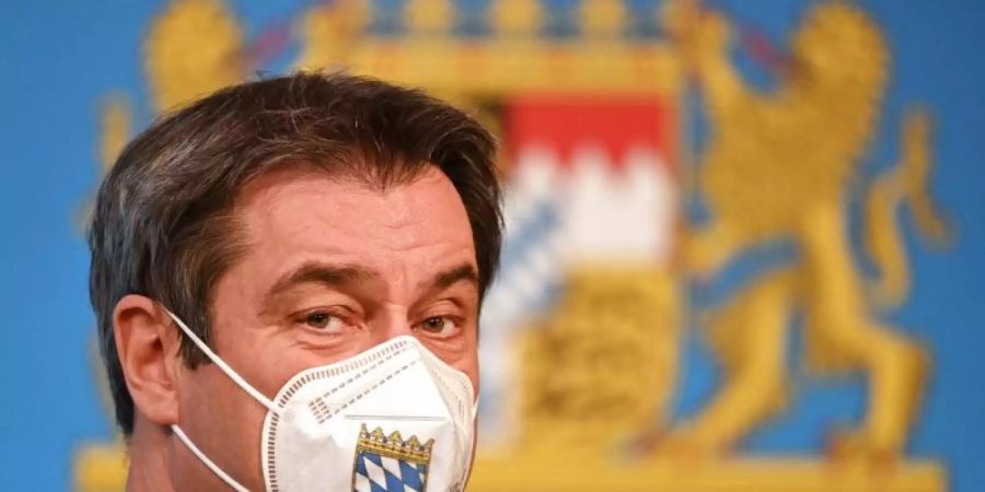 «Wir müssen auch überlegen (...), ob wir nicht noch ein paar Impfdosen übrig haben»: Bayerns Ministerpräsident Söder will jüngere Politiker vor einer Ansteckung schützen - zum Wohle der Demokratie. Foto: Peter Kneffel/dpa