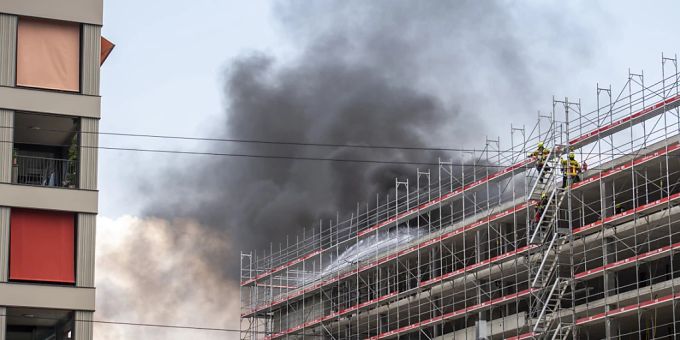 Die Feuerwehr bekämpft einen Brand auf einer Baustelle in der Luzerner Agglomerationsgemeinde Horw. horw