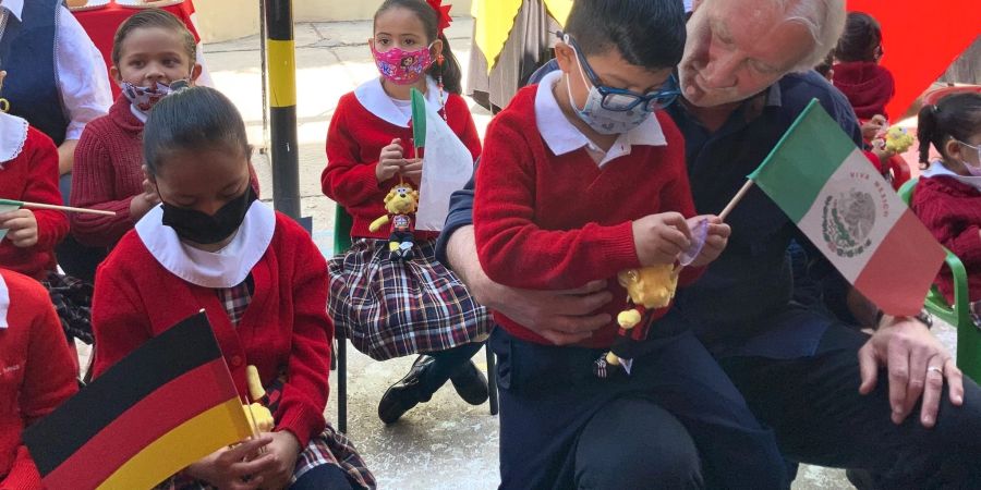 Rudi Völler mit Kindern aus dem Waisenhaus «Casa de Cuna» in Queretaro.