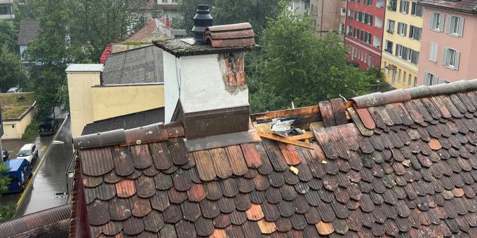 Zwei Blitzeinschläge in der Stadt.