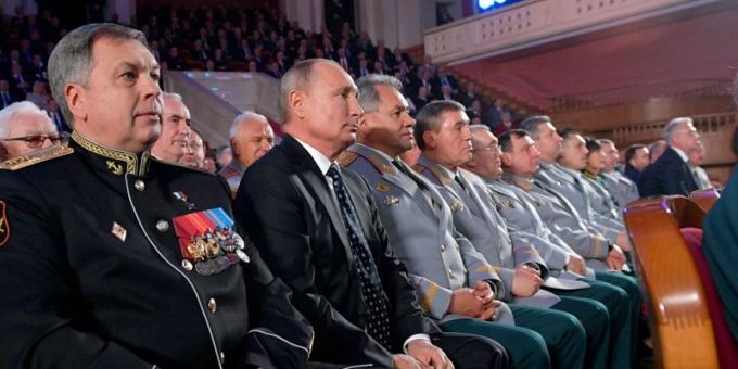 Der Chef des Militärgeheimdienstes GRU. Igor Kostjukow, Präsident Wladimir Putin und Verteidigungsminister Sergei Schoigu (v.l.n.r) bei der Feier zum 100-jährigen Bestehen des GRU 2018. Wladimir Putin