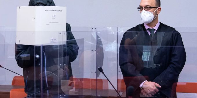 Der wegen schweren sexuellen Missbrauchs angeklagte Mann (l) 2021 vor Prozessbeginn im Landgericht. Jetzt muss neu verhandelt werden. Der wegen schweren sexuellen Missbrauchs angeklagte Mann (l) 2021 vor Prozessbeginn im Landgericht. Jetzt muss neu verhandelt werden.