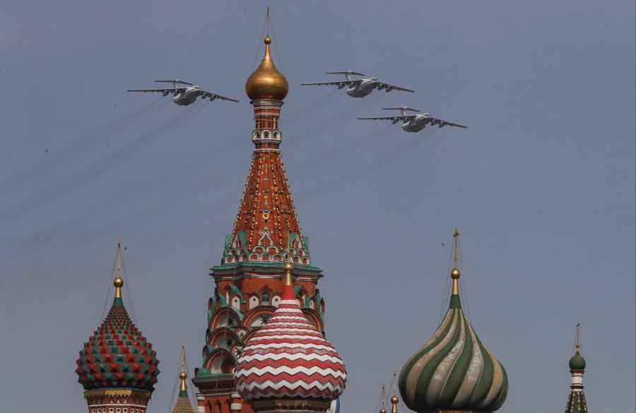 Militärflugzeuge bei einer Übung kurz vor dem 9. Mai 2022. Offenbar hatte am Montag dann ausgerechnet das zentrale Stück der Show, der «Weltuntergangsjet», technische Probleme.