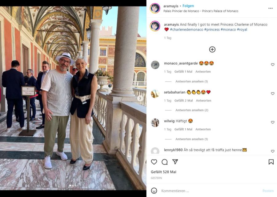 Fürstin Charlène von Monaco posiert mit einem Touristen.