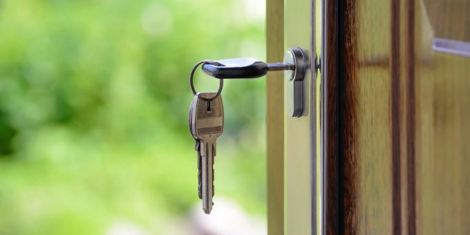 Zu Hause noch mal alles durchgecheckt, den Zweitschlüssel der netten Nachbarin übergeben - dann kann man guten Gewissens auf Reisen gehen. Schlüssel Tür offen Garten