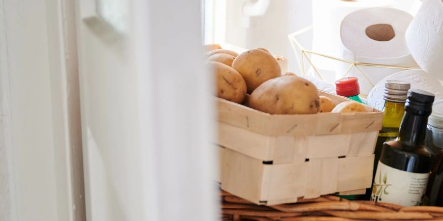 Zwiebeln sollten nicht mit im Kartoffelkörbchen gelagert werden. Sie ziehen die Feuchtigkeit aus den Knollen und können faulen.