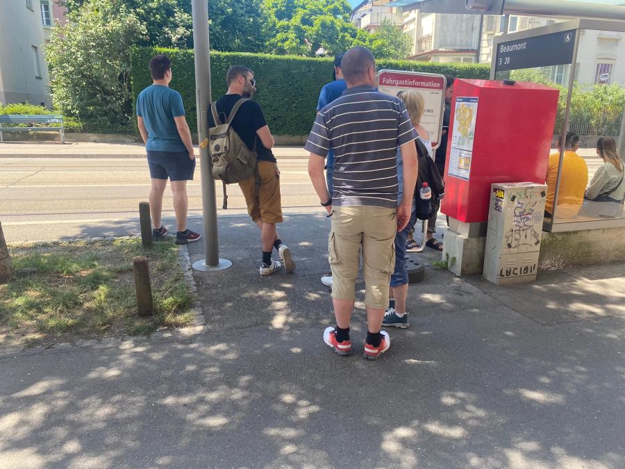 Pendler warten in Weissenbühl auf das Tram.