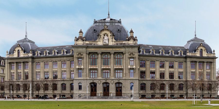 Universität Bern Gebäude Rasen