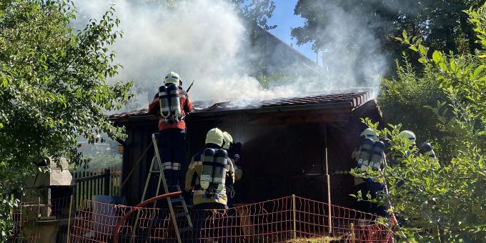 Liestal BL - Feuerwehreinsatz wegen Brand eines Gartenhauses