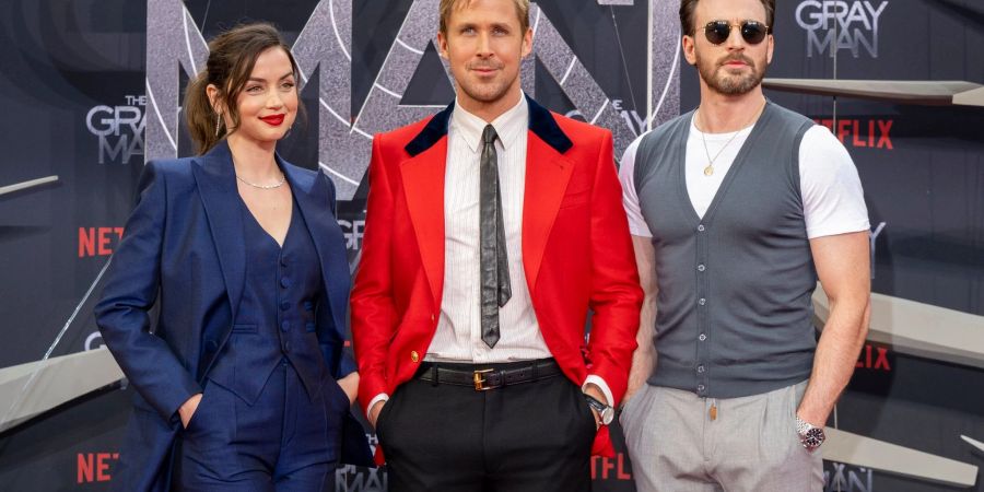 Die Schauspieler Ana de Armas (l-r), Ryan Gosling und Chris Evans bei Sondervorführung des Films «The Gray Man» von Netflix in Berlin.