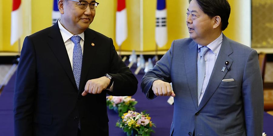 Park Jin (l), Aussenminister von Südkorea, und Yoshimasa Hayashi, Aussenminister von Japan, stossen vor ihren Gesprächen die Ellbogen aneinander. Park ist vom 18. bis 20. Juli in Japan, um über die bilateralen Beziehungen und die Situation auf der koreanischen Halbinsel zu beraten. Foto: Kim Kyung-Hoon/Pool Reuters/AP/dpa