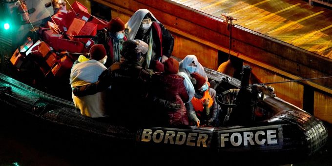 Eine Gruppe von Menschen, bei denen es sich vermutlich um Migranten handelt, wird nach Dover in Kent gebracht. Eine Gruppe von Menschen, bei denen es sich vermutlich um Migranten handelt, wird nach Dover in Kent gebracht.