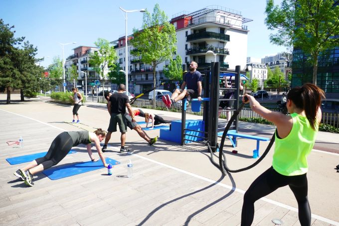 Wer untrainiert mit Sport anfängt, riskiert Sportverletzungen. Deshalb ist ein langsamer und behutsamer Anfang wichtig. Outdoor Sport