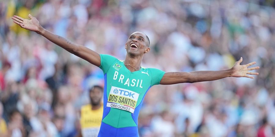 Der Brasilianer Alison dos Santos jubelt nach seinem Sieg über 400 Meter Hürden.