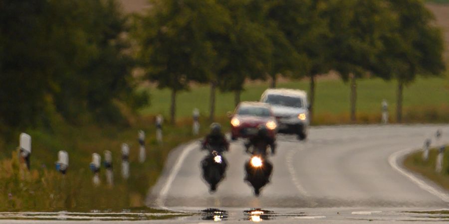 Flirrende Hitze: Damit die Konzentration oben bleibt, sollten Biker ausreichend trinken.
