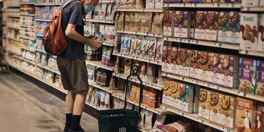 Ein Mann kauft in einem Supermarkt in New York ein. Die US-Wirtschaft ist im Frühling geschrumpft.