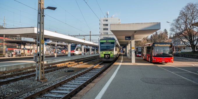 Der Bus- und Bahnbetrieb am Bahnhof Langenthal. Der Bus- und Bahnbetrieb am Bahnhof Langenthal.