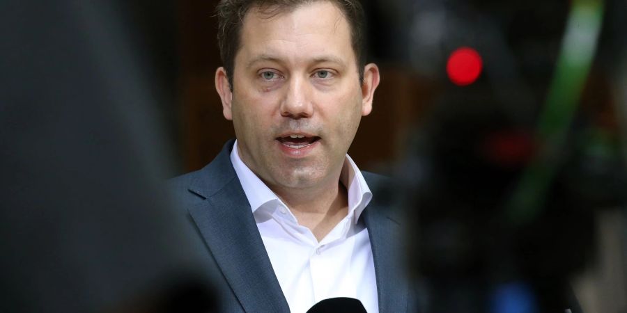 Lars Klingbeil, SPD-Parteivorsitzender, bei einem Pressestatement.