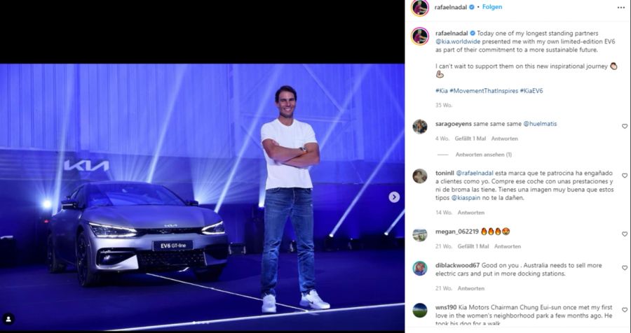 Rafael Nadal posiert vor einem neuen Kia.