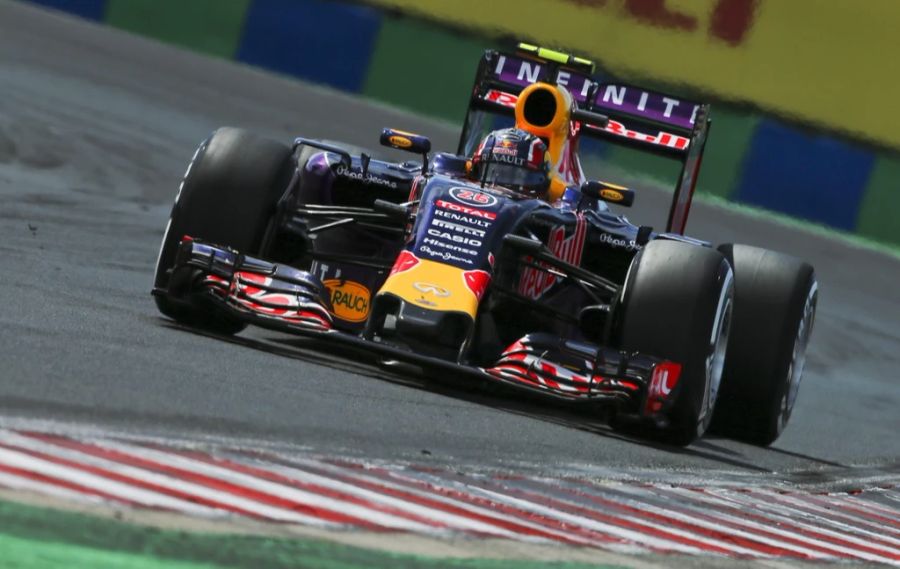 Daniil Kvyat am Steuer des Red Bull RB11 im Jahr 2015.